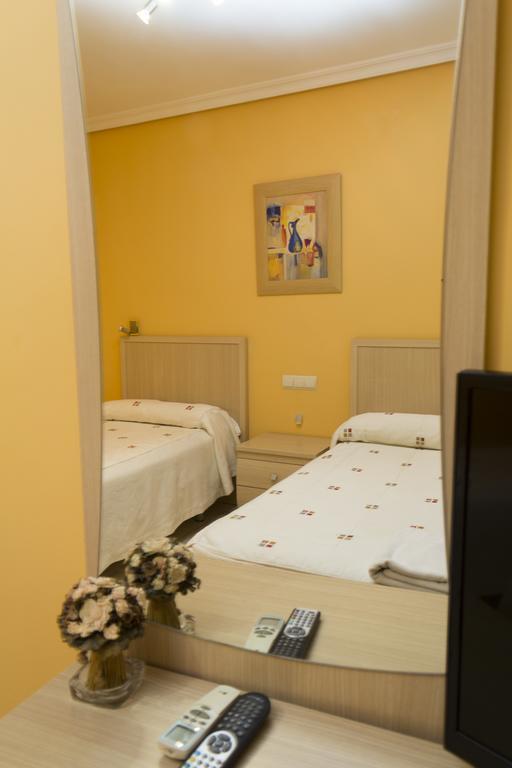 Hostal Dulcinea Esquivias Ruang foto