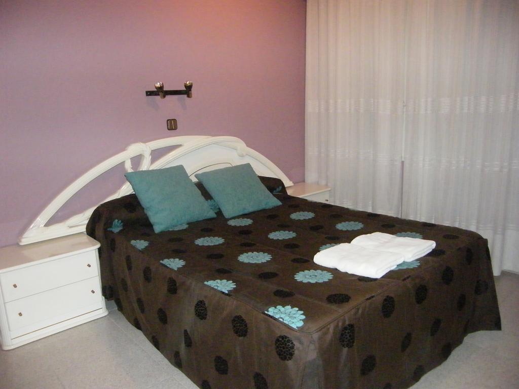 Hostal Dulcinea Esquivias Ruang foto
