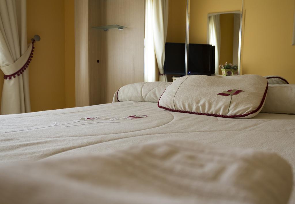 Hostal Dulcinea Esquivias Ruang foto