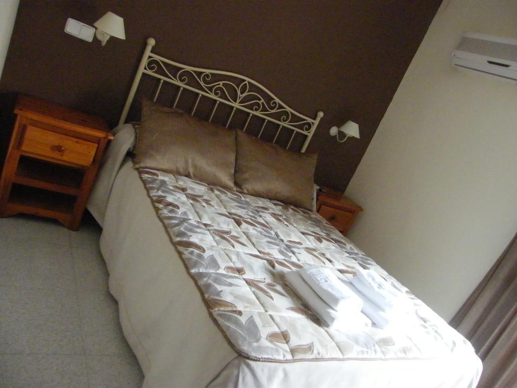 Hostal Dulcinea Esquivias Ruang foto